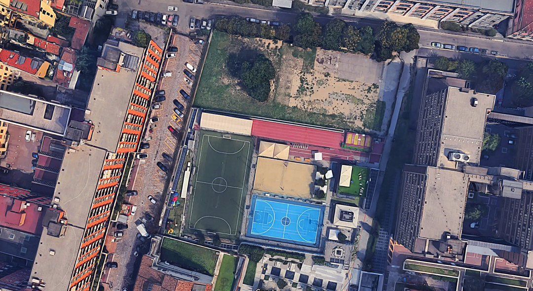 Vista zenitale dell'area: la piscina sorgerà a nord degli attuali impianti sportivi (Google earth) 