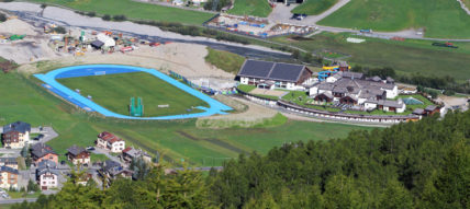 L'impianto visto dai 2.300 metri del passo d'Eira: a destra della pista azzurra, il centro Aquagranda