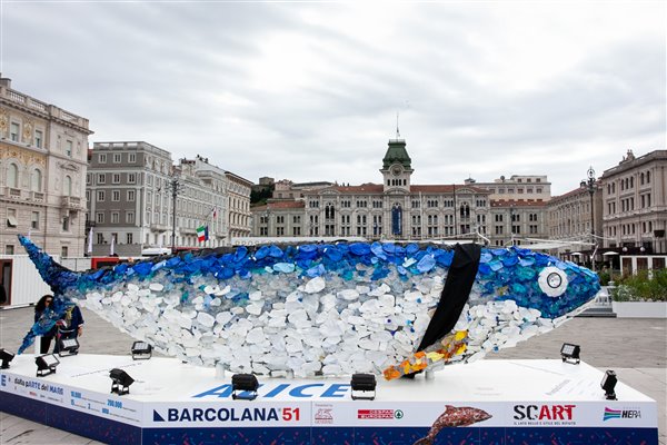 "Alice" i piazza Trento e Trieste listata a lutto il 5 ottobre (foto Demis Albertacci dal sito ufficiale di Barcolana)