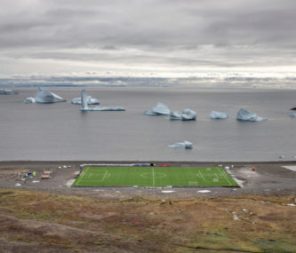 (“Iceberg souvenir”, foto di Marco Zorzanello, visibile al Festival della Fotografia Etica)