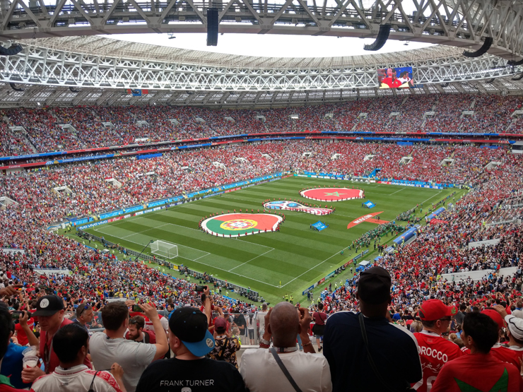 Il Luzhniki Stadium di Mosca durante la partita Portogallo-Marocco del mondiale FIFA 2018 (foto Serg Stallone). Il Luzniki è stato uno dei pochi stadi europei ad usare un manto artificiale approvato dalla FIFA, installato nel 2002. Tuttavia nel 2018 per la finale di Champions venne posato un manto naturale temporaneo, e dal 2016 è stato adottato un manto ibrido (95% naturale rinforzato), che appare nella foto.