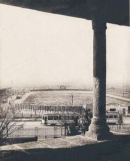 In una vecchia cartolina, il campo Pirelli visto dalla Bicocca degli Arcimboldi.