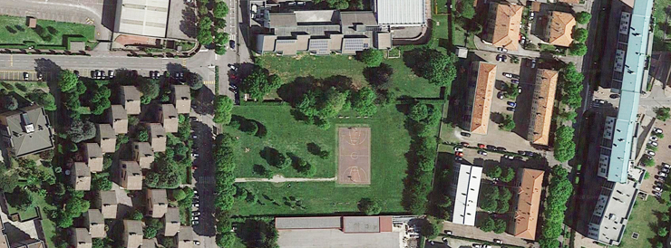 Al centro dell'immagine il parco A tutto Sport. Il muro dipinto è lungo il lato sud (Google Earth).