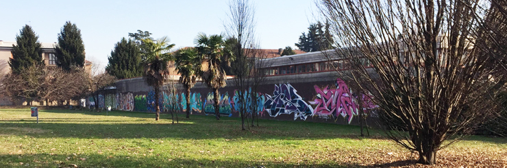 Un angolo del parco oggi, con il muro decorato da Emis.