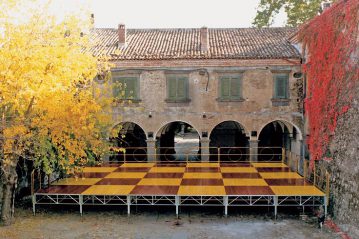 Mario Orlando & Figli - produzione, vendita, noleggio palchi, tribune modulari, transenne, coperture tribune e palchi spettacoli e sport - pedane, solarium, gazebo e stands