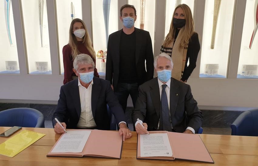 Il presidente del Coni Giovanni Malagò e il presidente dell’ICS Andrea Abodi firmano il protocollo alla presenza dei membri della Commissione Nazionale Atleti, Margherita Granbassi, Carlo Molfetta e Mara Santangelo (cartella stampa Coni).