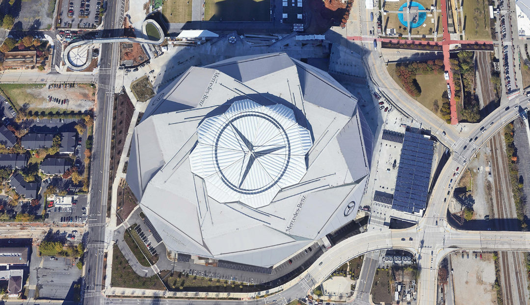 Lo stadio Mercedes-Benz di Atlanta, negli Stati Uniti, è il primo stadio sportivo professionale a ricevere una certificazione LEED platinum. L’ illuminazione a LED permette di risparmiare fino al 60 percento di energia elettrica, i 4.000 pannelli solari fotovoltaici riducono il consumo energetico del 29 percento rispetto a uno tradizionale. Progetto HOK Sport, 2017 (Foto Google Earth).