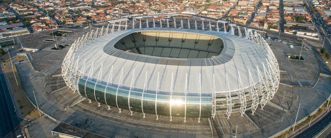 Il Castelão Arena di Fortaleza, in Brasile, è stato il primo, nel 2012, a completare i lavori di ristrutturazione per la Fifa World Cup 2014 e il primo stadio in Brasile ad ottenere la certificazione LEED. Il 92% del legno utilizzato nella costruzione è stato certificato FSC. La copertura è trattata con un materiale riflettente per ridurre il guadagno di calore solare. Durante la costruzione, il 97% dei rifiuti è stato riutilizzato e riciclato (Foto Brastock/Shutterstock). 