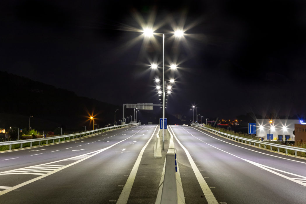 Luci a led lungo un’arteria di scorrimento (Foto Milan Noga /Shutterstock).