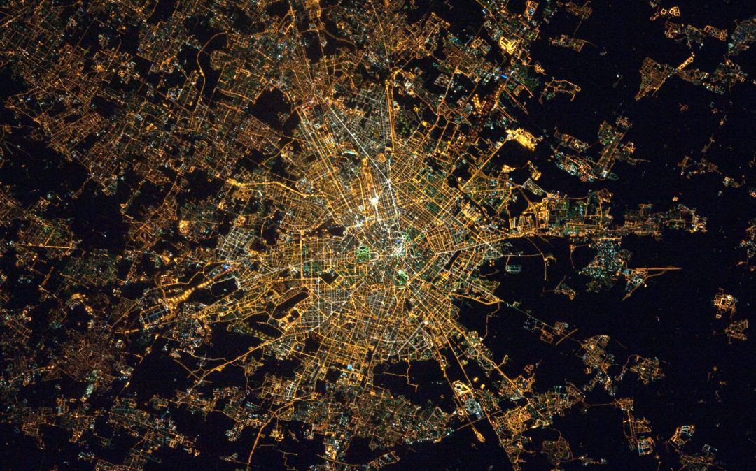 Le luci stradali di Milano riprese dalla Stazione Spaziale Internazionale il 31 marzo 2012 durante la missione n. 30 comandata dall’astronauta russo Oleg Kononenko (Credit: Earth Science and Remote Sensing Unit, NASA Johnson Space Center) .
