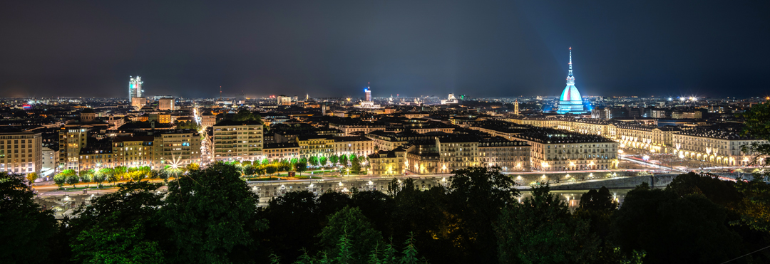 Panorama notturno della città di Torino nel maggio scorso (foto Roberto Morabito / Shutterstock).