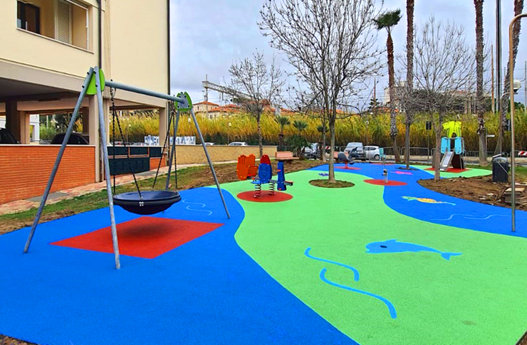 Una coloratissima pavimentazione antitrauma per il parco del Passaggino -  Sport&Impianti
