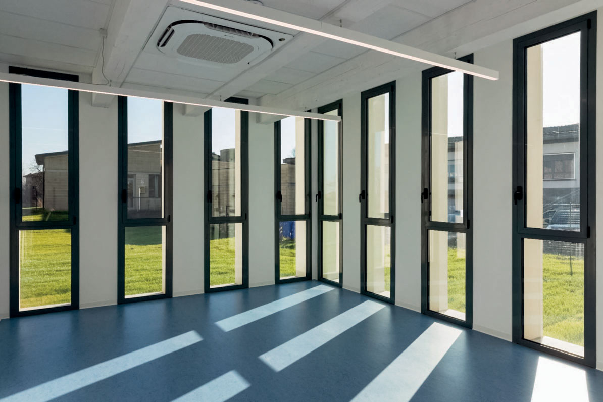 Interno della nuova scuola con palestra a Sissa Trecasali, Parma