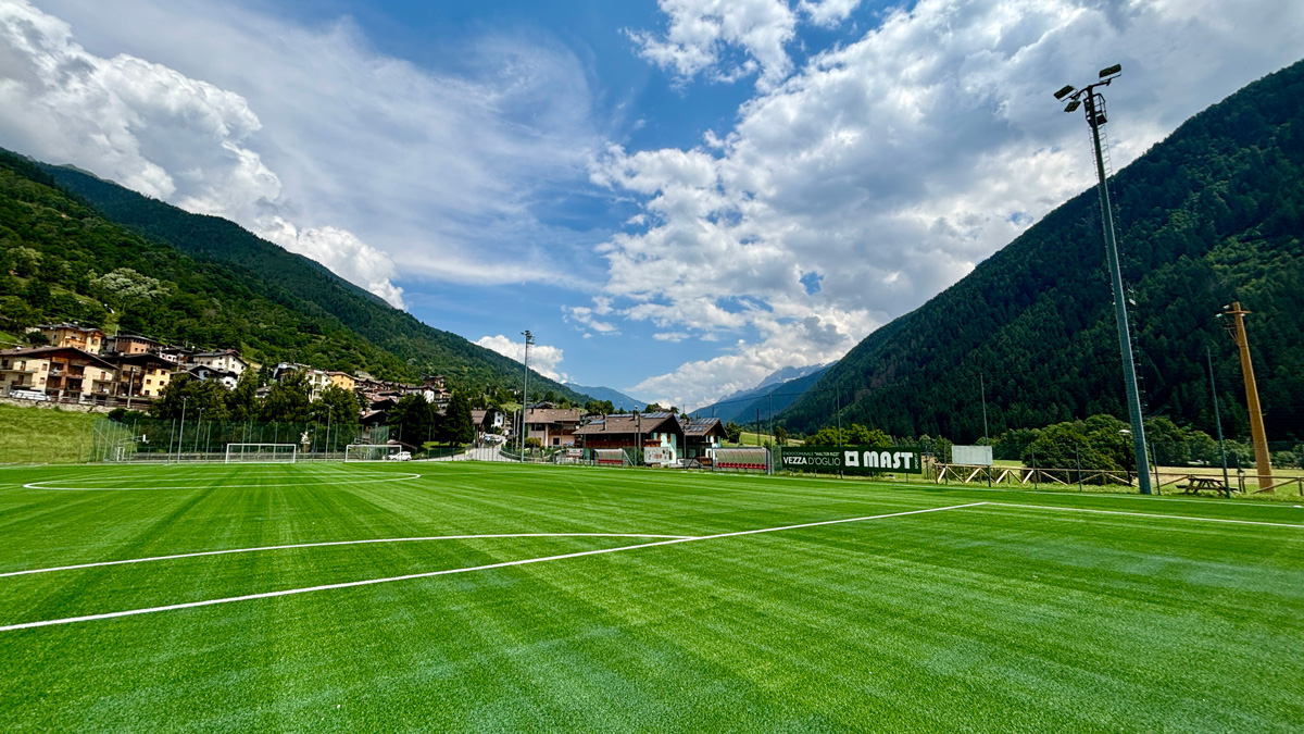 Il campo di calcio di Vezza d'Oglio (Bs) con il nuovo manto sintetico.