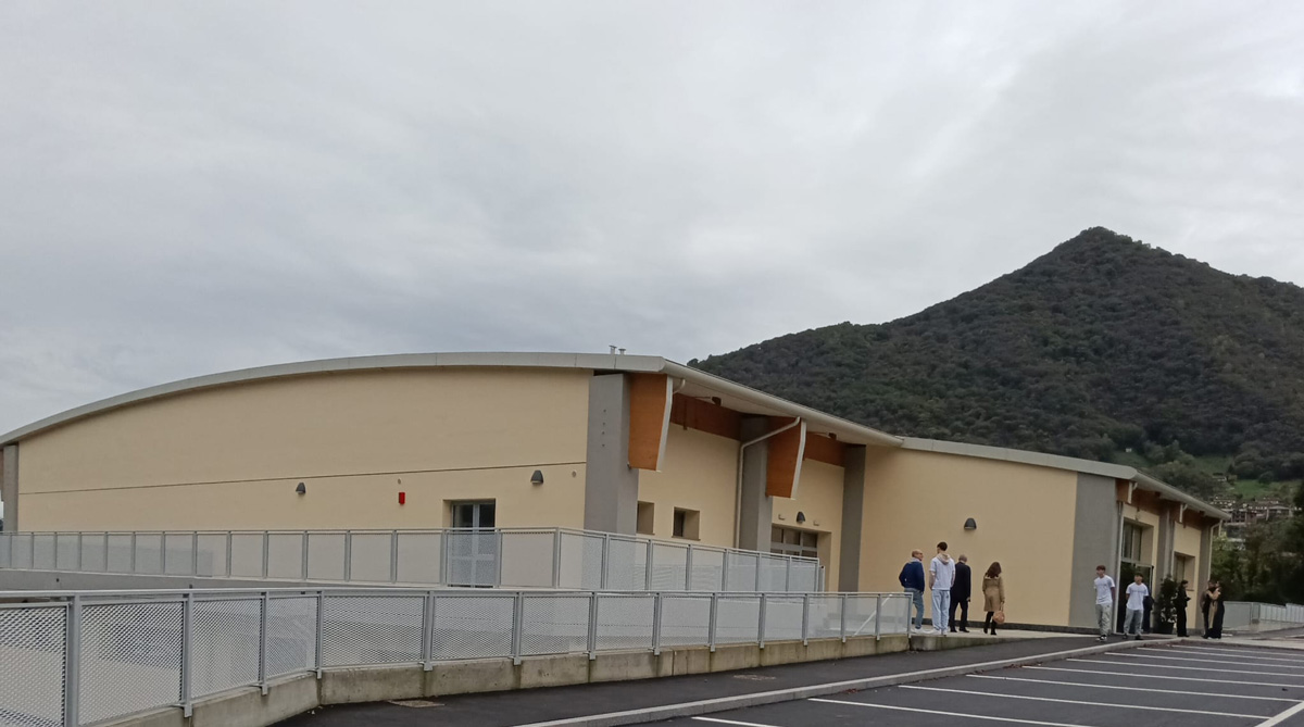 Esterno della palestra della scuola Romero di Albino (Bg)