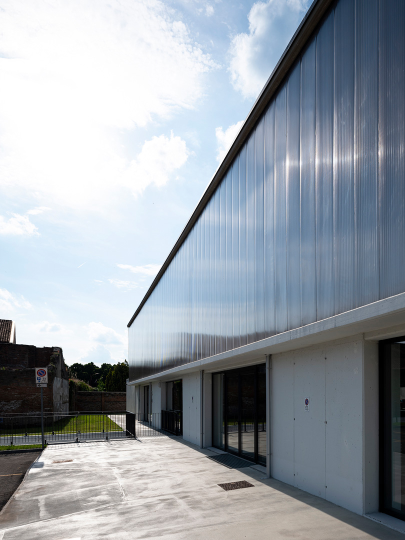 Exterior of the gym hall in Fiera Catena, Mantua